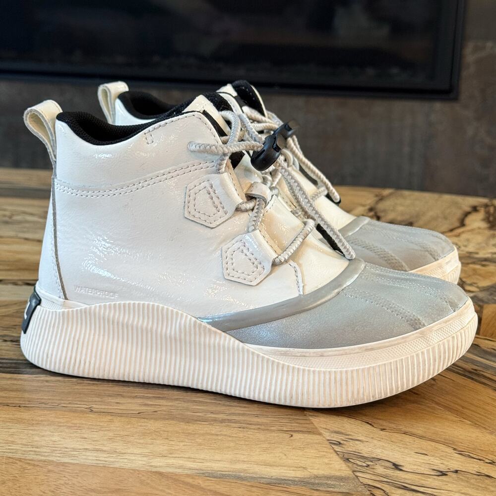 Sorel Kids Out N About IV Classic Waterproof Boots White Silver Size 4 Youth - Picture 2 of 12